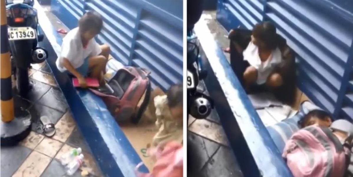 VIDEO Dievčatko bez domova sa poctivo učí na ulici za dažďa
