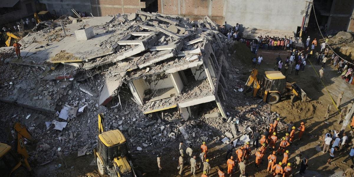 FOTO Pád šesťpodlažnej budovy v Indii si vyžiadal tri životy