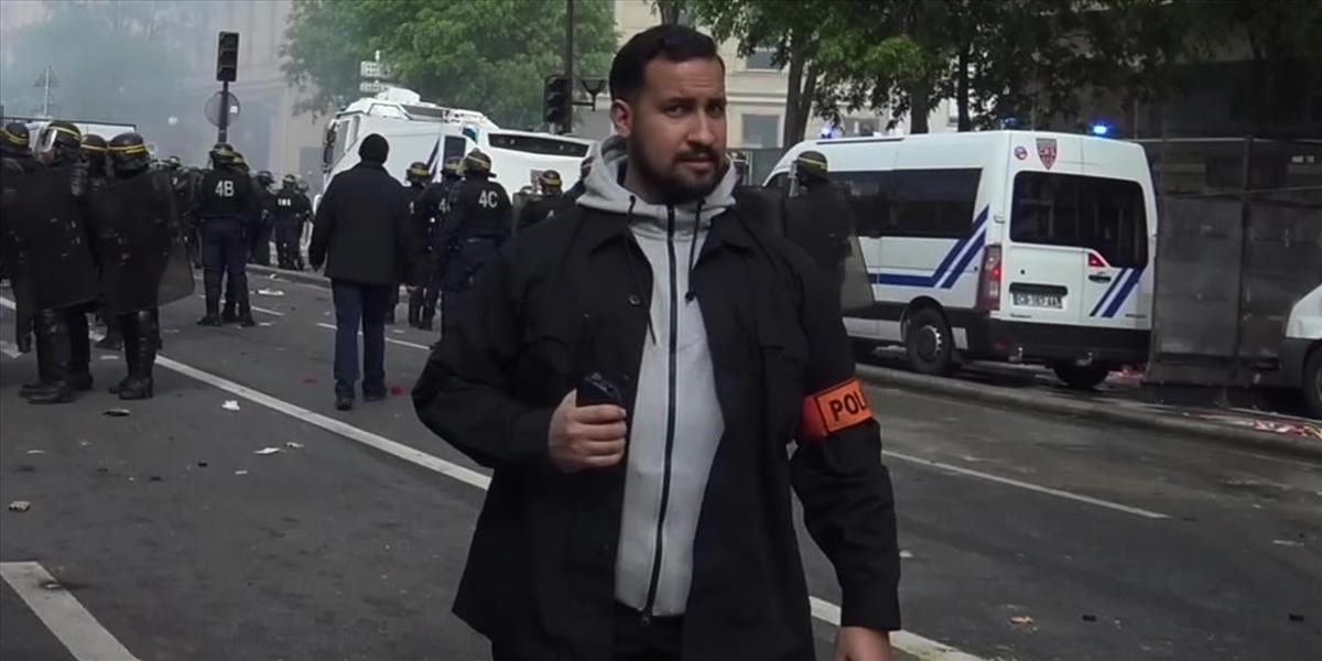 Zadržali Macronovho poradcu, ktorý útočil na proteste v Paríži