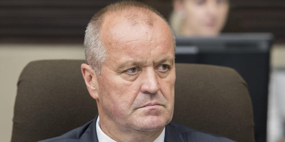 Minister obrany pozastavil výkon funkcie Čaplovičovi, ten jeho rozhodnutie plne rešpektuje