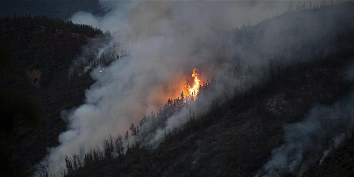 VIDEO Lesný požiar v okolí Yosemitského národného parku sa nedarí zlikvidovať