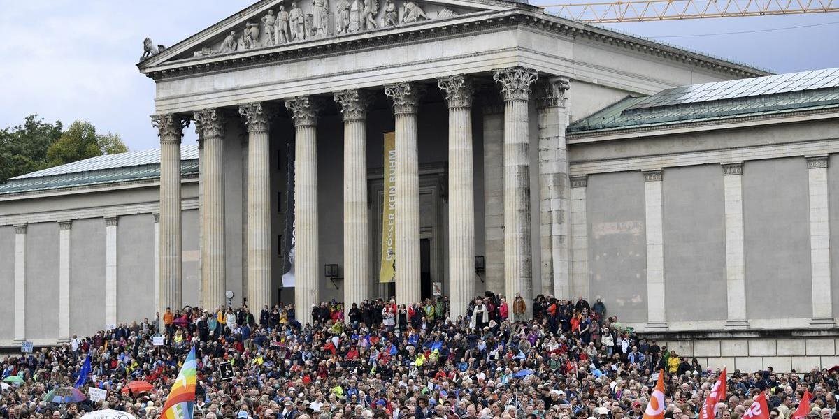FOTO Desaťtisíce ľudí demonštrovali v Mníchove proti politike strachu