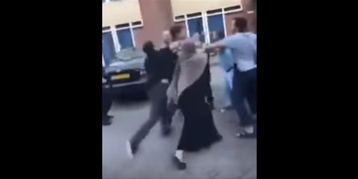 VIDEO Holandskí policajti chceli zabrániť únosu dievčaťa, skončilo to brutálnou bitkou s moslimami