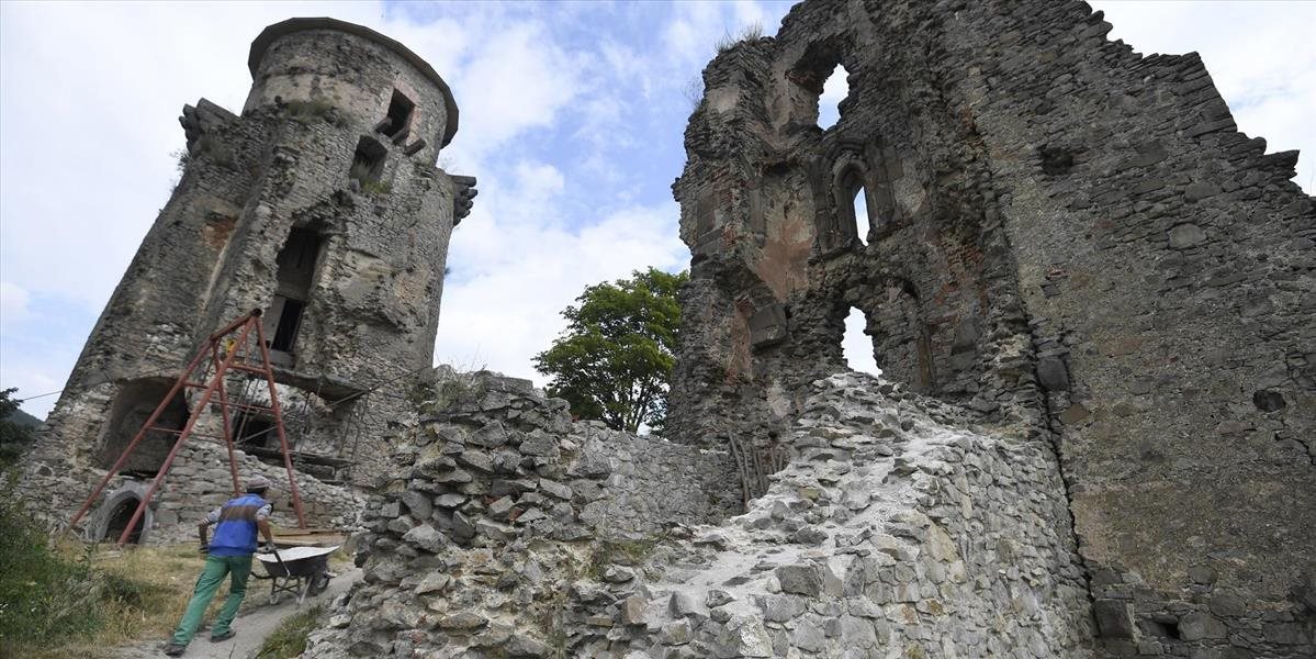 FOTO Obnova hradu v Slanci pokračuje stabilizáciou múra paláca