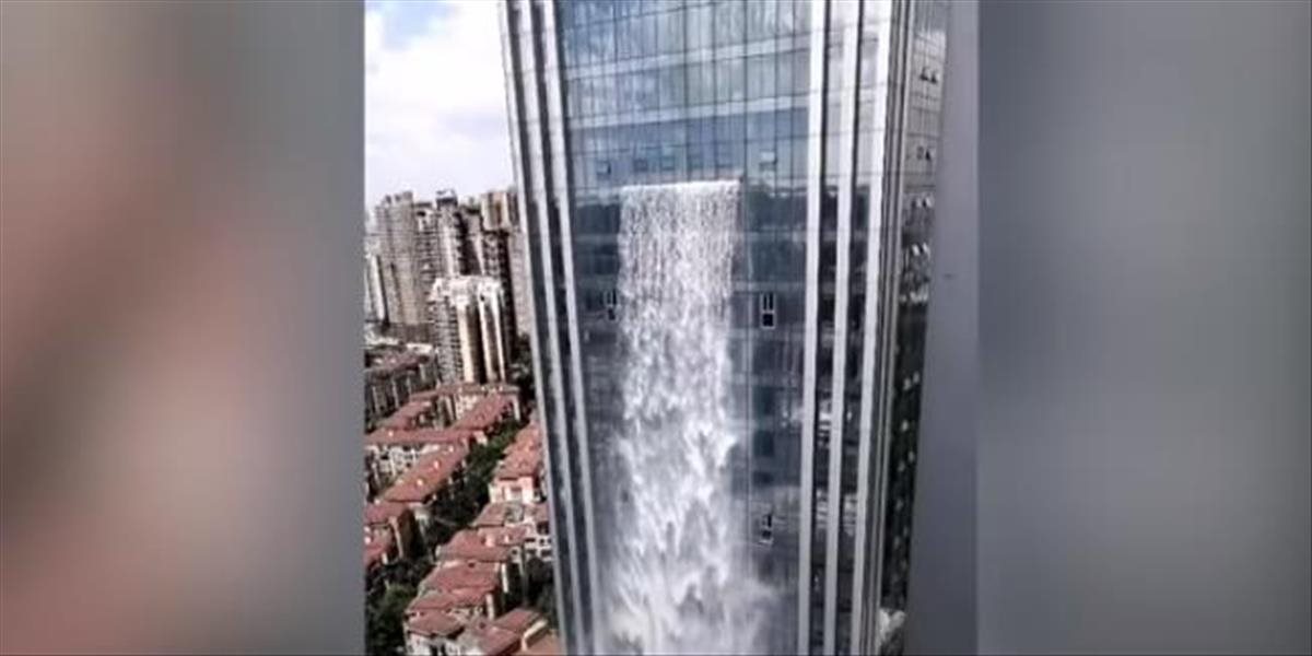 VIDEO V Číne majú mrakodrap s vodopádom!