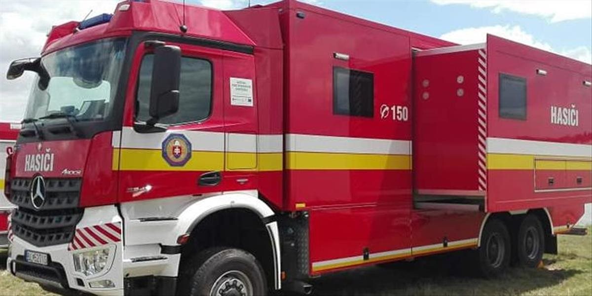 Panelákom v B. Bystrici sa šíril štipľavý zápach, hasiči pomáhali 5 osobám