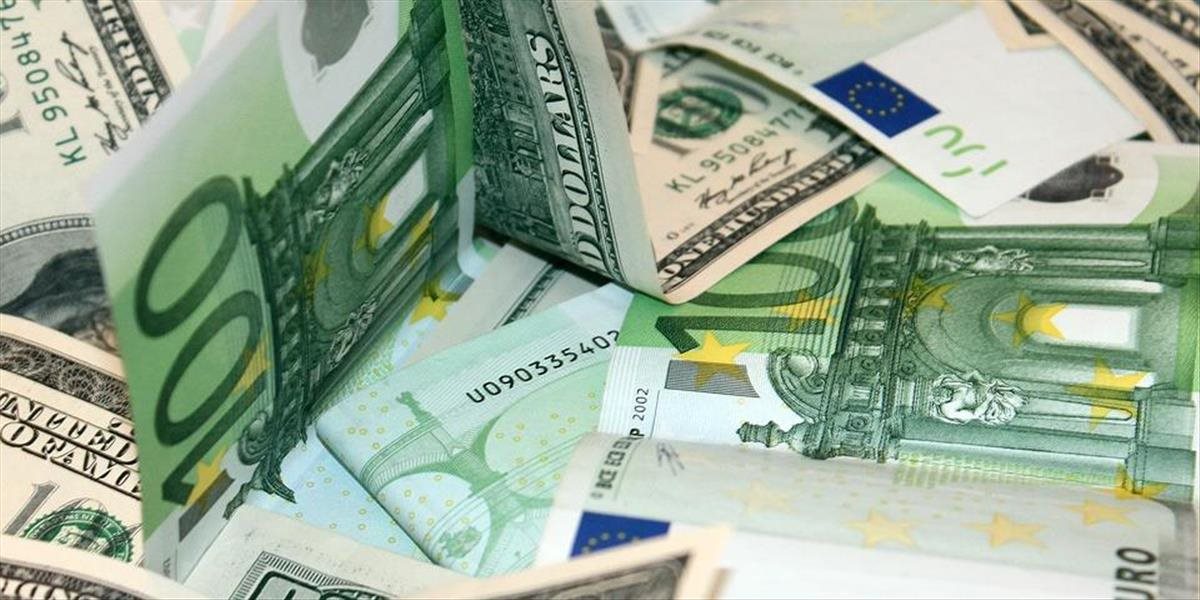 Euro si oproti doláru prilepšilo