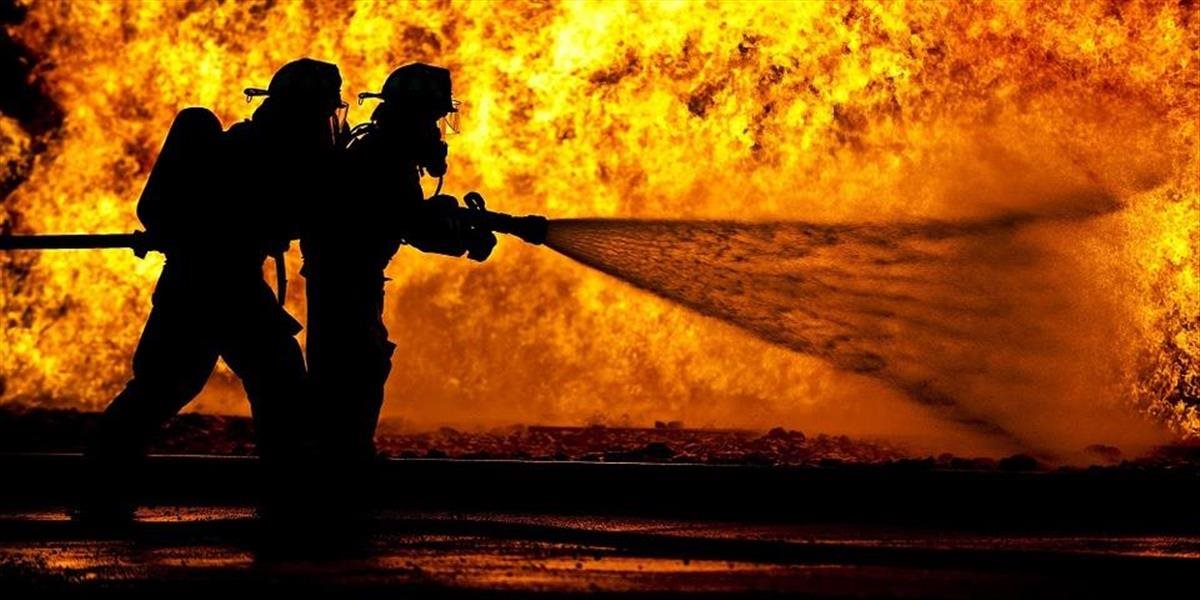 S požiarom bytovky na severozápade Londýna bojovalo vyše 100 hasičov