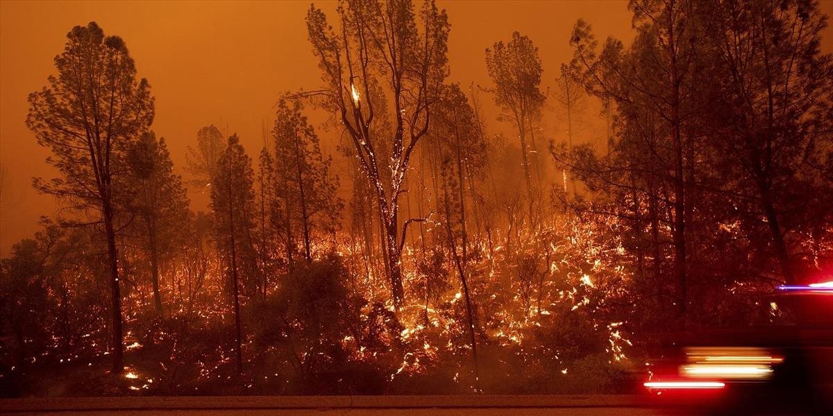 VIDEO Požiar v Kalifornii zničil tucty domov, hlásia aj zranených