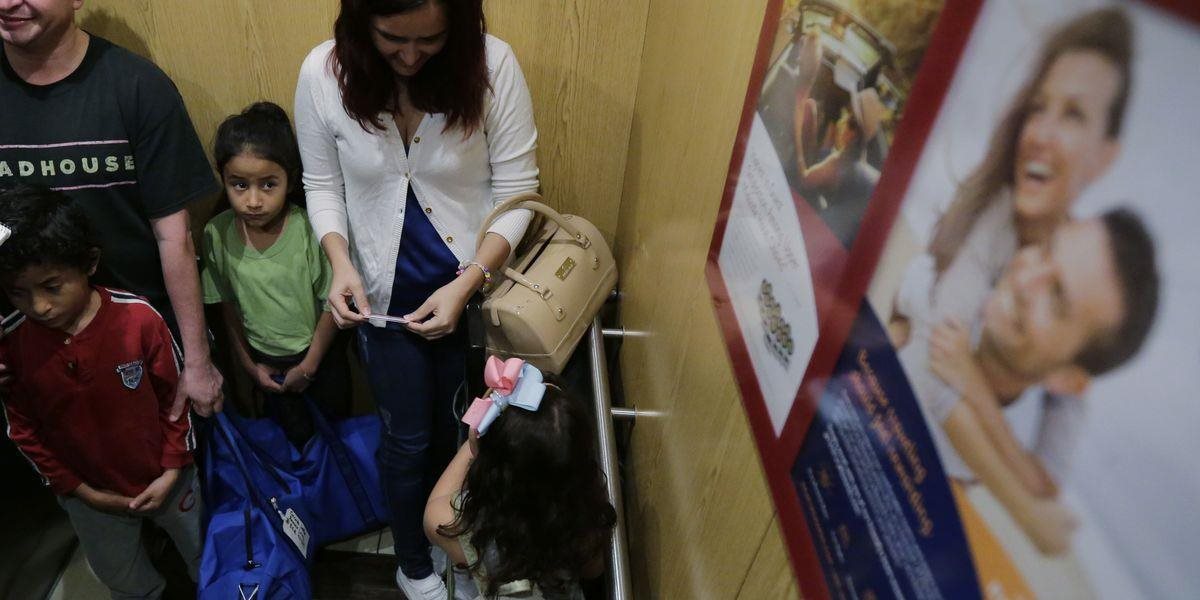 Stovky detí v USA stále nevrátili rodinám migrantov