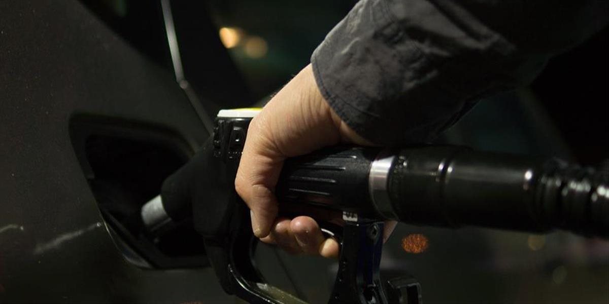 Motoristom na Slovensku zlacnelo tankovanie benzínov aj nafty