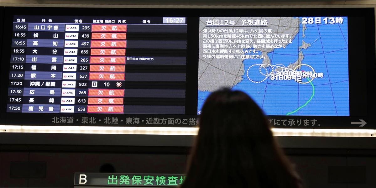 K Japonsku sa blíži tajfún: Silno prší a letiská pozastavujú lety