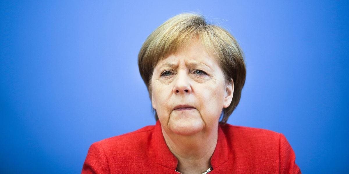 Podpora Merkelovej konzervatívcov poklesla na 12-ročné minimum