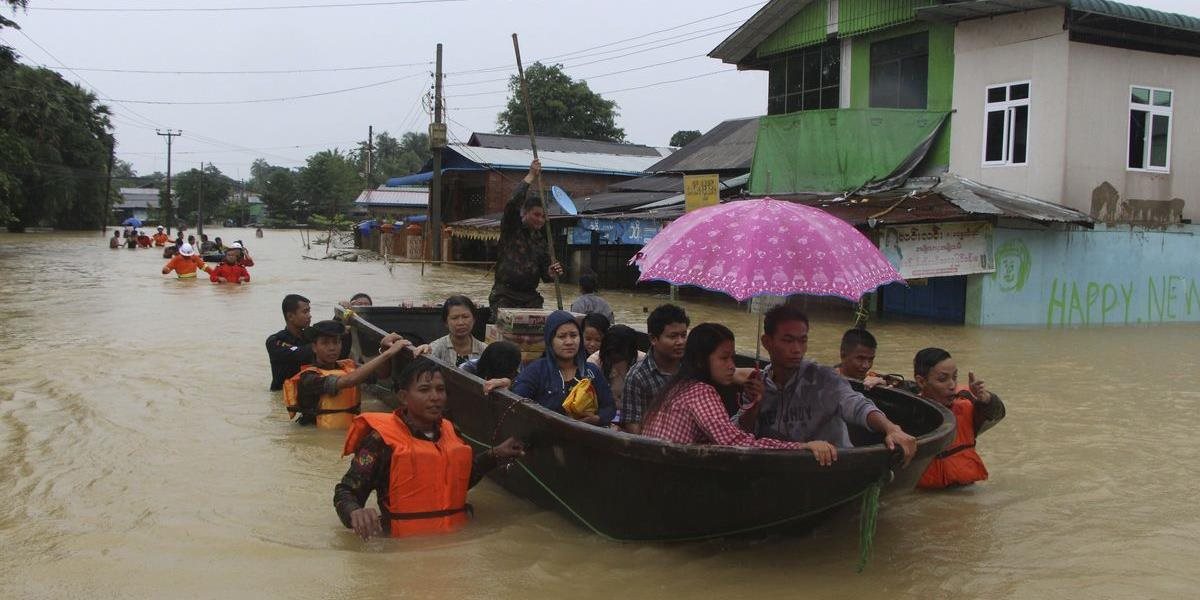 Povodne spôsobené monzúnovými dažďami v Mjanmarsku vyhnali z domov 50-tisíc ľudí