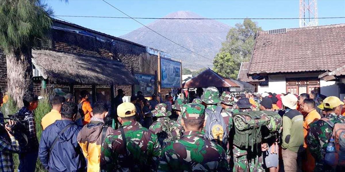 Z aktívnej sopky v Indonézii evakuovali po zemetrasení vyše 500 turistov