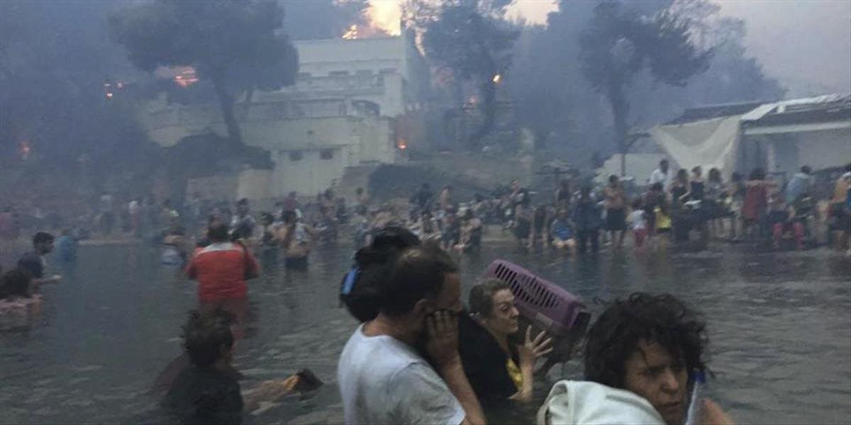 Gréci si tichým zhromaždením ucitili pamiatku 92 obetí požiarov