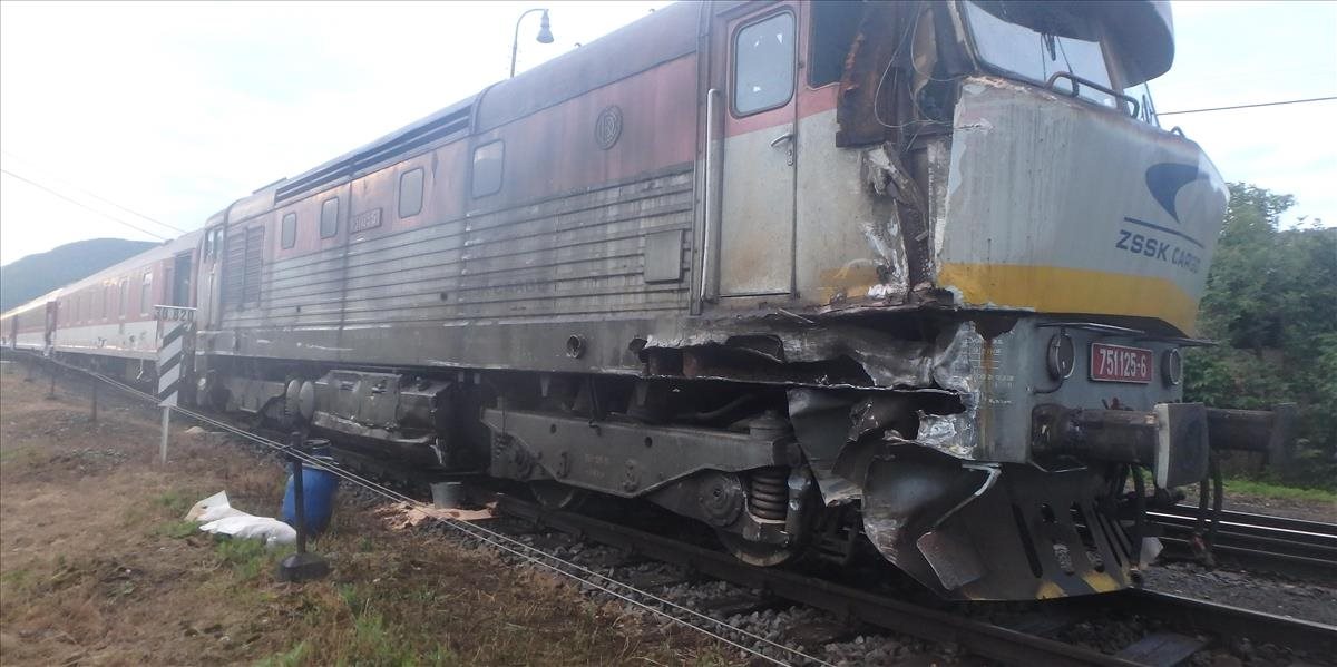 Zrážka vlaku s traktorom si v Česku vyžiadala 14 zranených