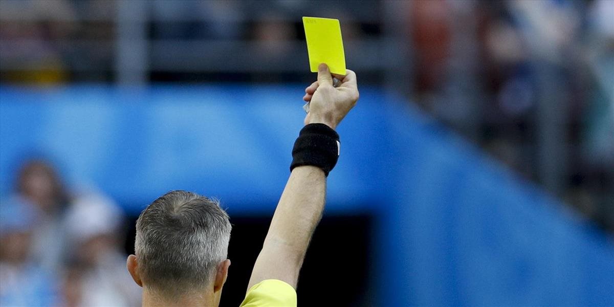 Angličania budú testovať žlté a červené karty pre trénerov