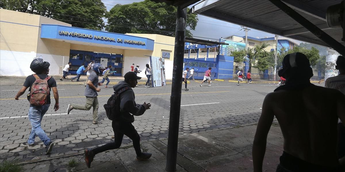 Z Nikaraguy po násilnostiach utekajú tisíce ľudí do Kostariky