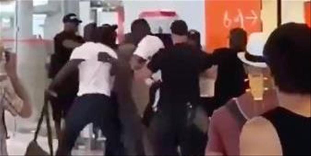 VIDEO Na parížskom letisku Orly zasahovala po bitke raperov polícia
