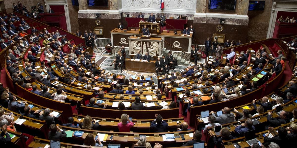 Parlament vo Francúzsku schválil sprísnenie azylového a prisťahovaleckého práva