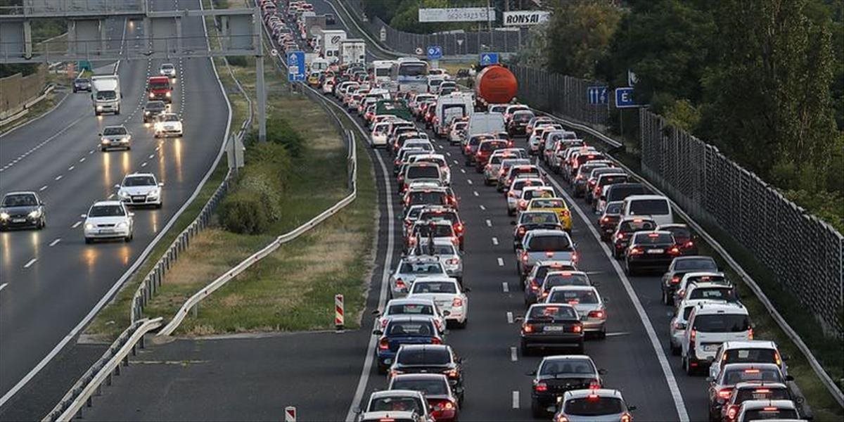 Na diaľnici k jazeru Balaton sa vytvorila sedemkilometrová kolóna