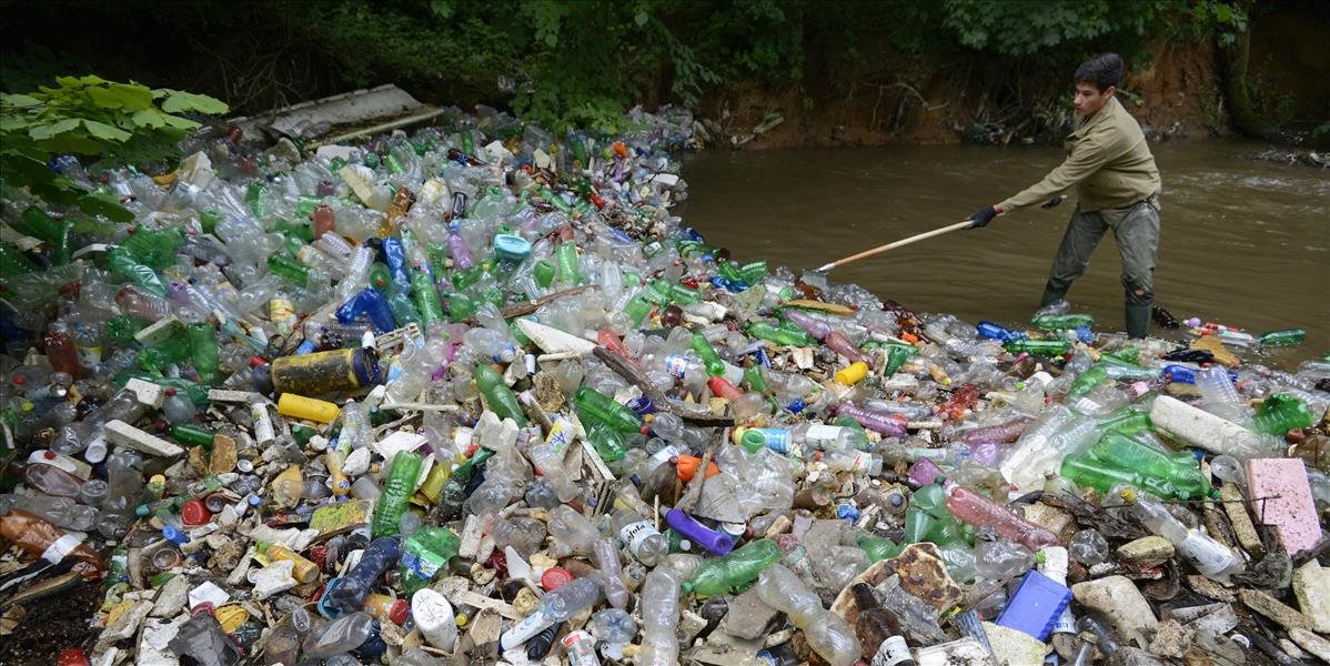 Na talianskych plážach sa hromadí plastový odpad, varovali aktivisti