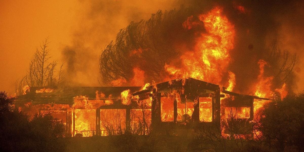 V Kalifornii vyčíňa najväčší lesný požiar v dejinách štátu