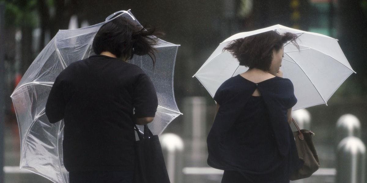 K Japonsku sa priblížil silný tajfún Šan-šan: Priniesol dážď a vietor