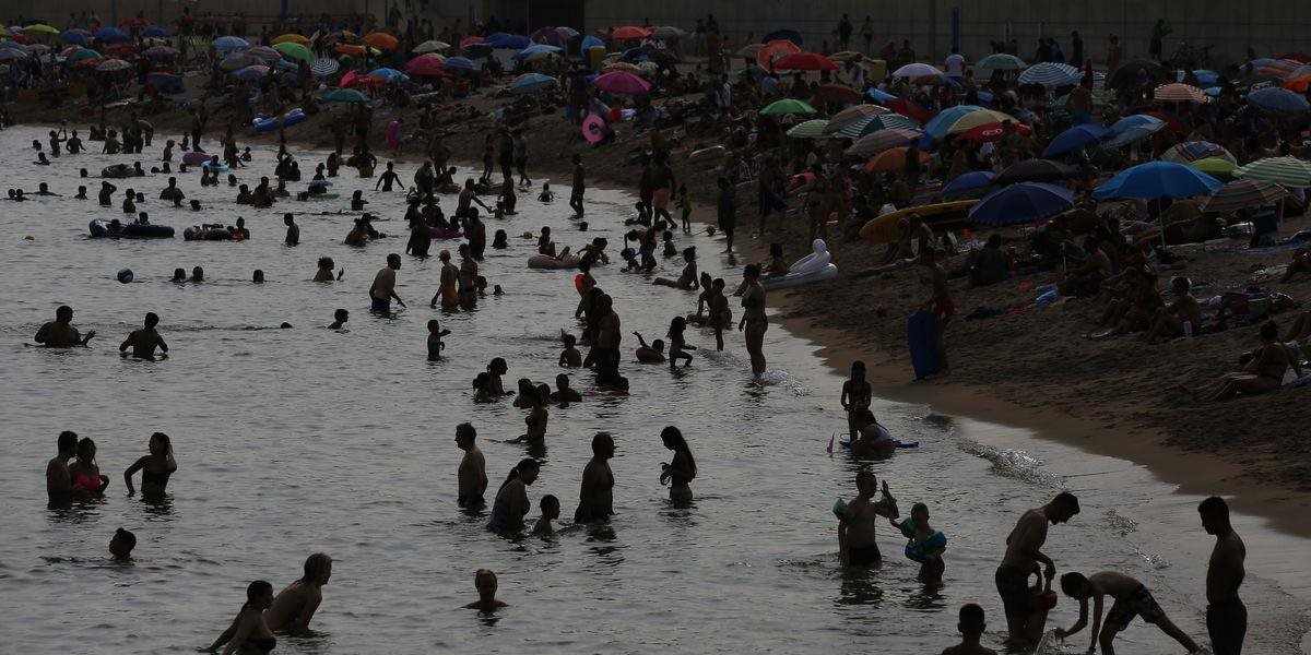 Dym z lesného požiaru v Portugalsku zatienil na populárnych plážach slnko
