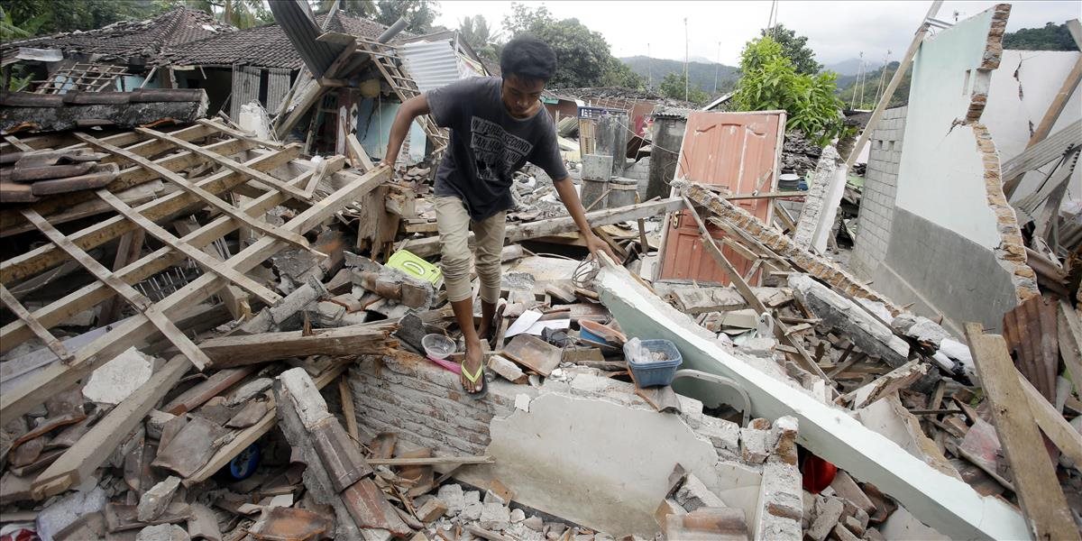 Počet obetí zemetrasenia stúpol na 387 mŕtvych