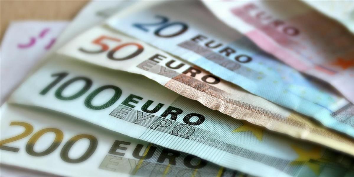 Kurz eura klesol na viac než 1-ročné minimum 1,1365 USD/EUR