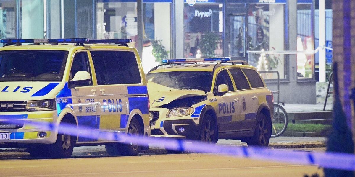 VIDEO V dvoch švédskych mestách podpálili maskovaní mladí ľudia desiatky áut