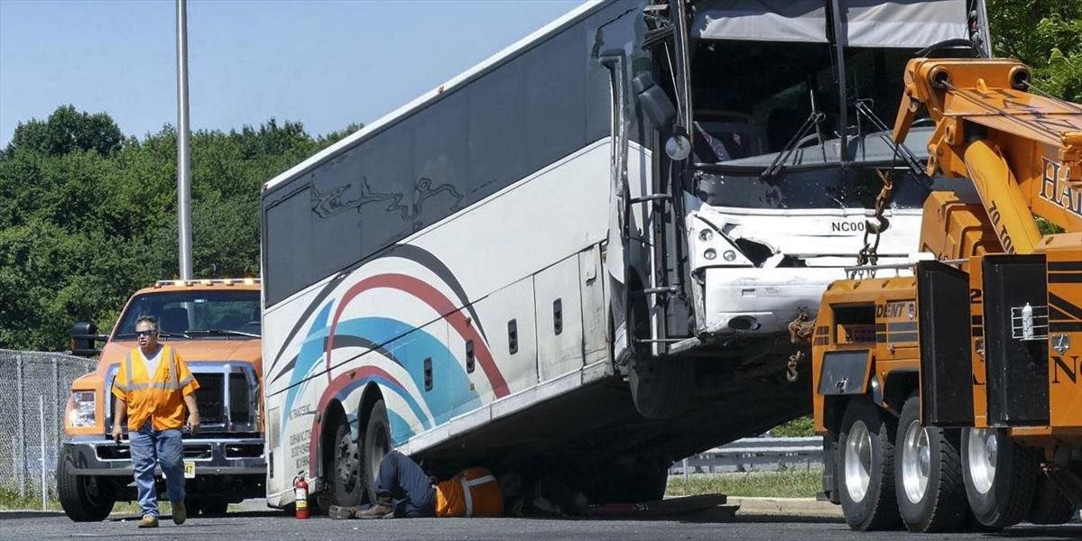 Pri nehode autobusu v Británii sa zranilo 41 ľudí