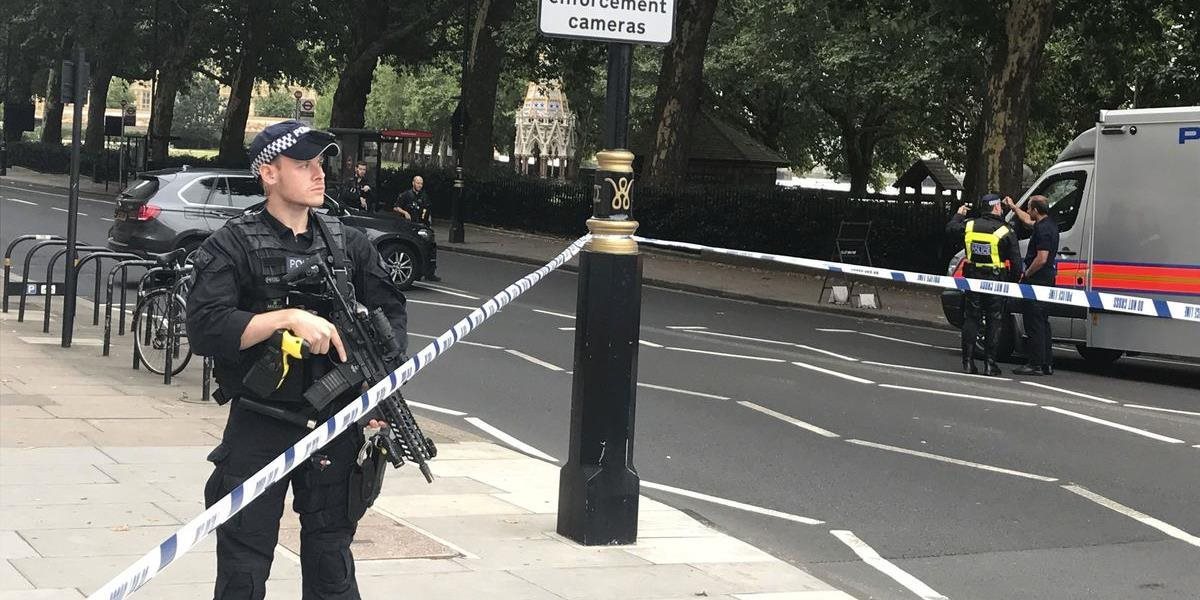 Do zábran pred parlamentom v Londýne narazilo vozidlo
