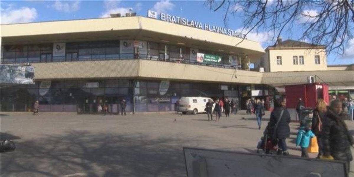 Desiatky ľudí bez domova pravidelne čistia okolie bratislavskej Hlavnej stanice