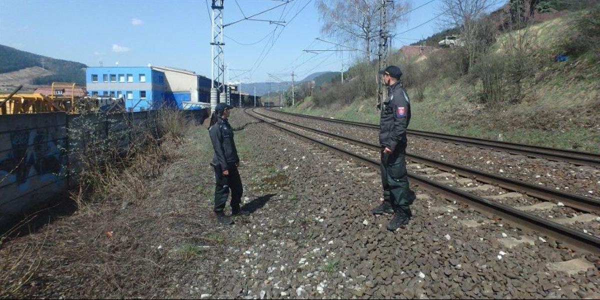 Rannú zrážku s nákladným vlakom v Okoličnom neprežil starší muž