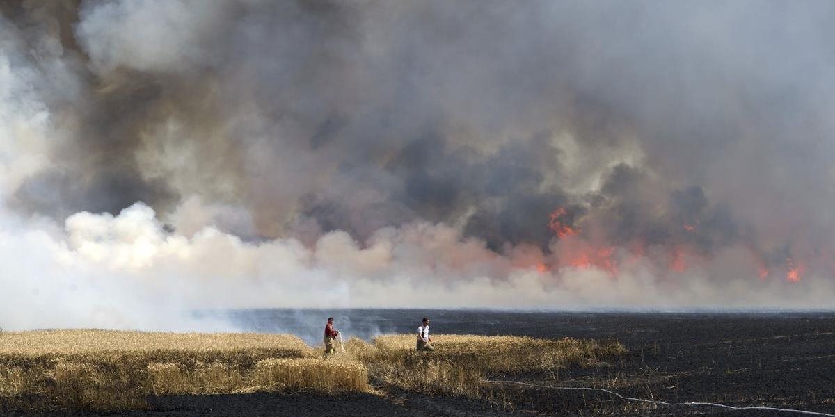 V Brandenbursku evakuujú občanov troch obcí, ohrozuje ich lesný požiar