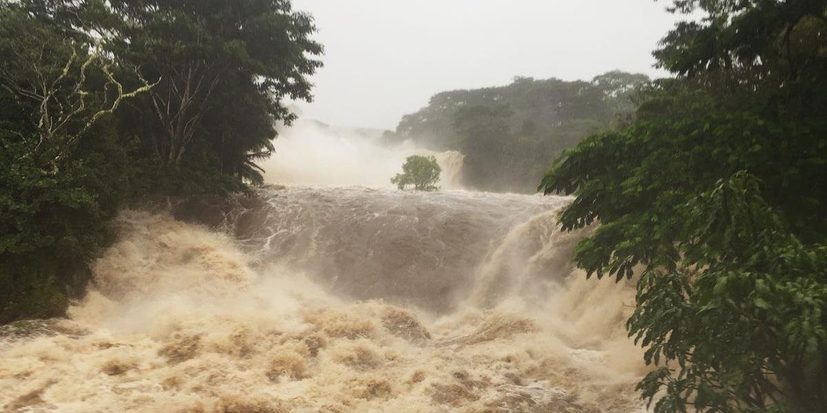 FOTO + VIDEO Hurikán Lane spôsobil na Havaji záplavy a zosuvy pôdy