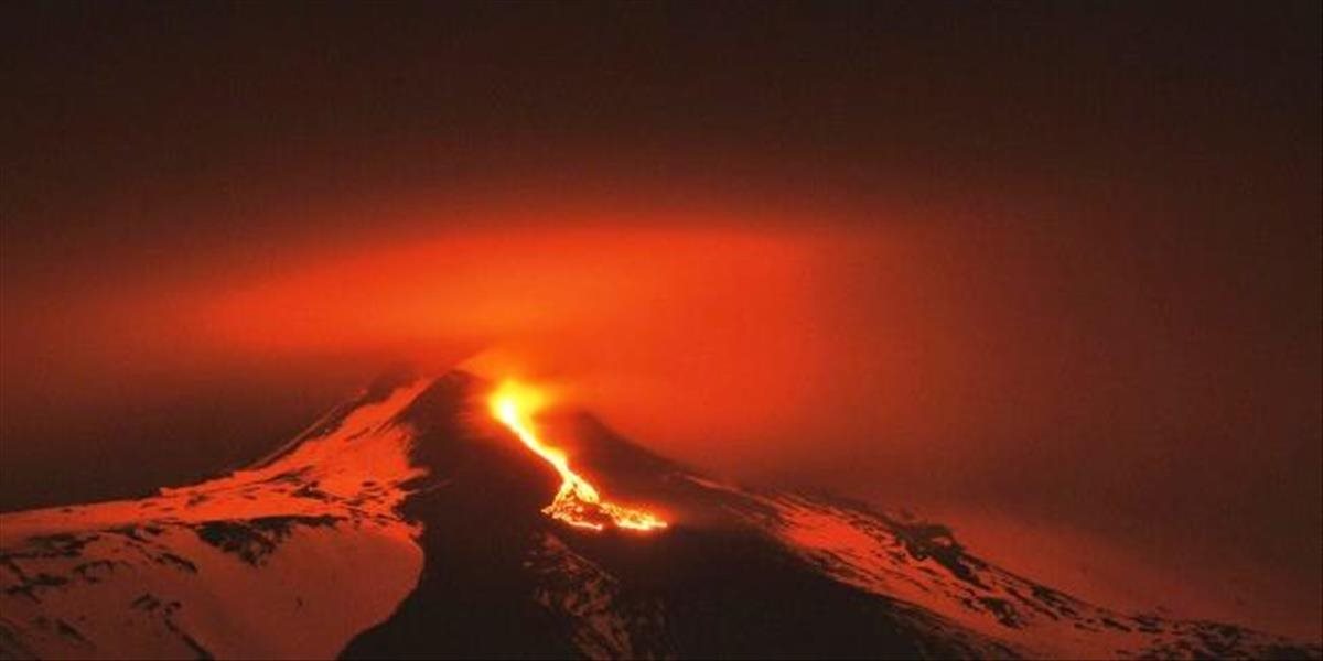 Sicílska sopka Etna opäť chrlí popol a lávu