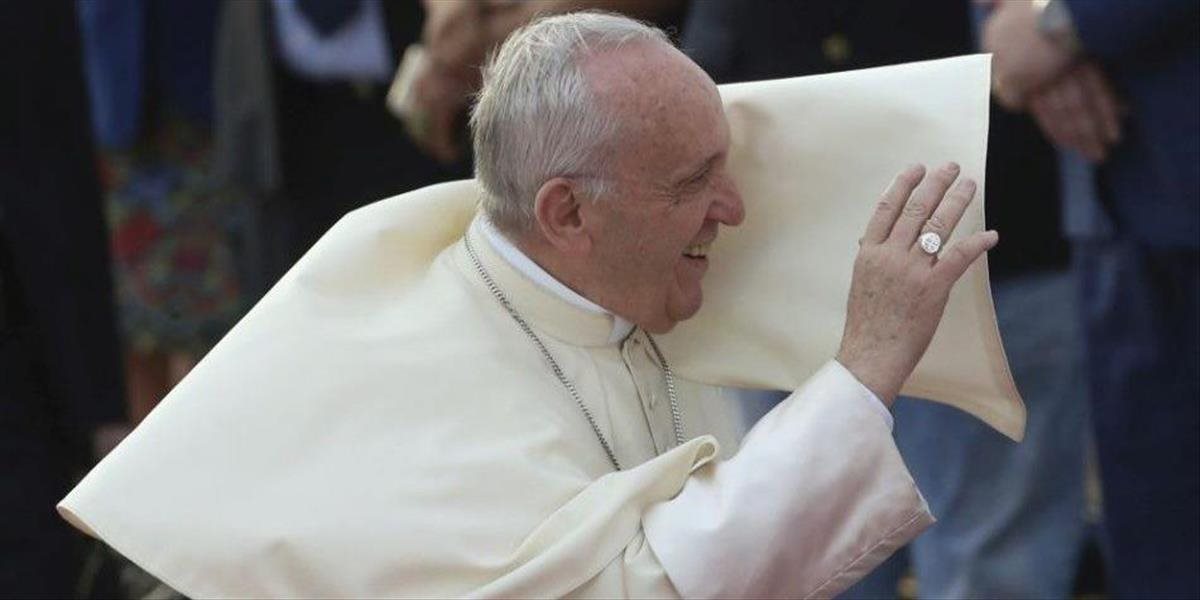Bývalý arcibiskup vyzval pápeža, aby odstúpil