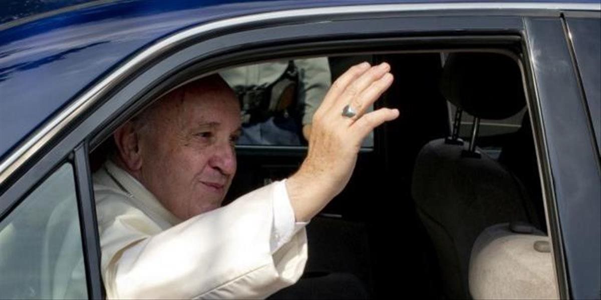Auto, v ktorom sa vozil pápež, dostane charita pre bezdomovcov