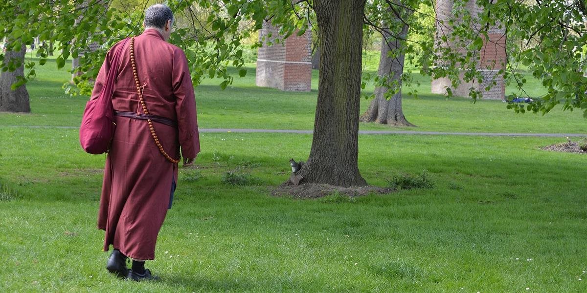 Polícia zadržala budhistického mnícha podozrivého zo zneužívania detí