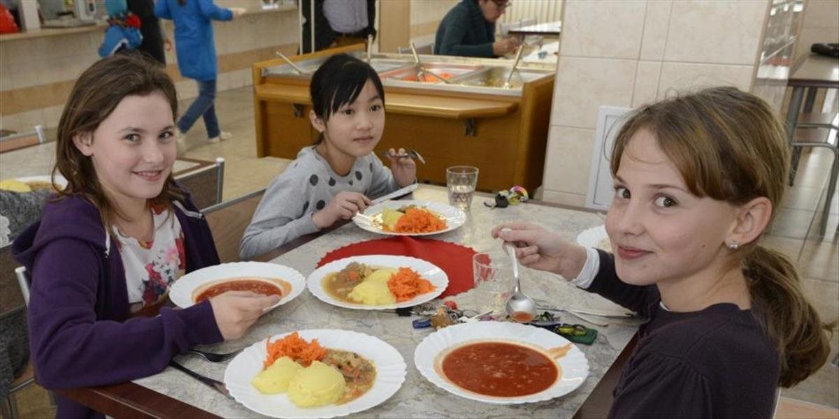 Žiaci základných škôl sa zatiaľ nebudú v jedálňach stravovať zadarmo