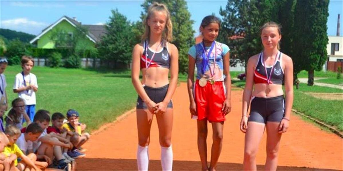 Ošiaľ na internete: Fotka rómskeho dievčatka, ktoré vyhralo bežeckú súťaž v balerínkach, na internete otvorila búrlivú diskusiu