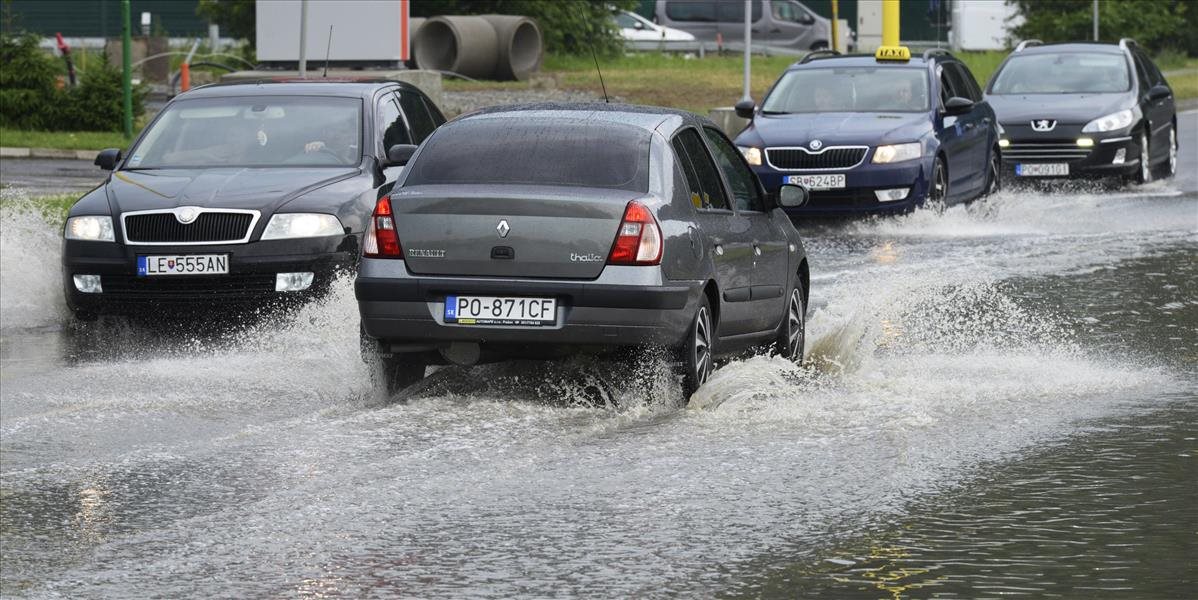 Pre búrky a záplavy zasahovali hasiči na západe Slovenska viac ako 100-krát