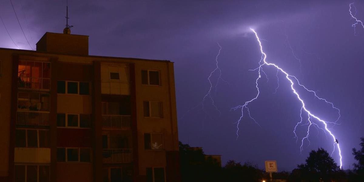 Búrky spôsobili výpadky prúdu v Pohorelej i Detve, elektrikári sú v pohotovosti