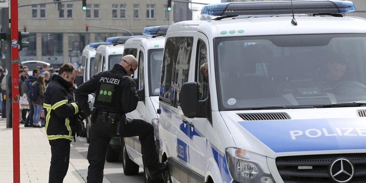 Polícia v Hamburgu zasahovala kvôli podozrivému predmetu na zastávke