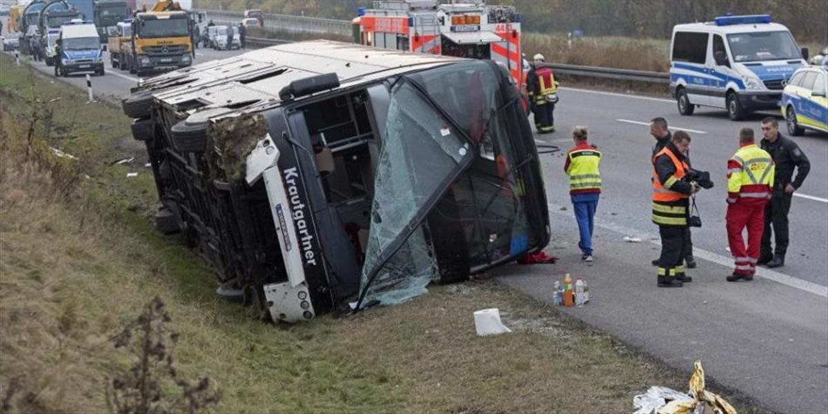 Autobusovú nehodu na diaľnici v Španielsku neprežilo najmenej 5 ľudí