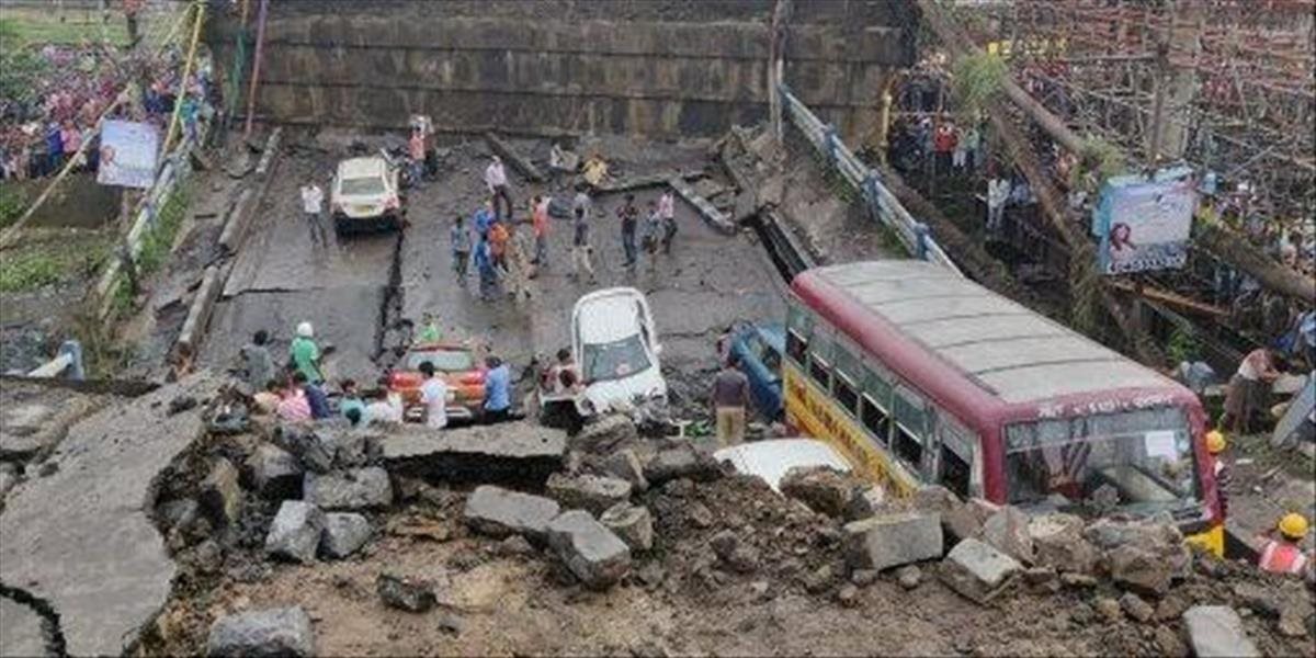 V Indii sa zrútila časť diaľničného nadjazdu v Kalkate: Niekoľko ľudí zasypalo